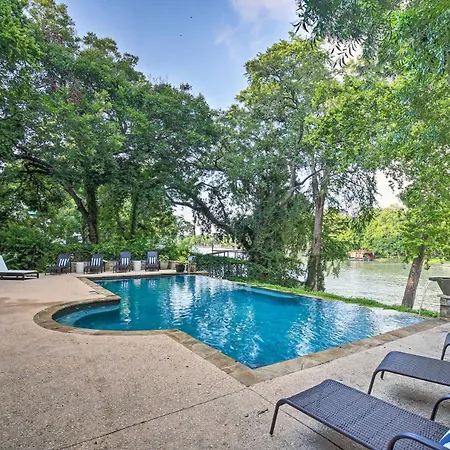 Guadalupe River Paradise With Hot Tub, Dock And Kayaks